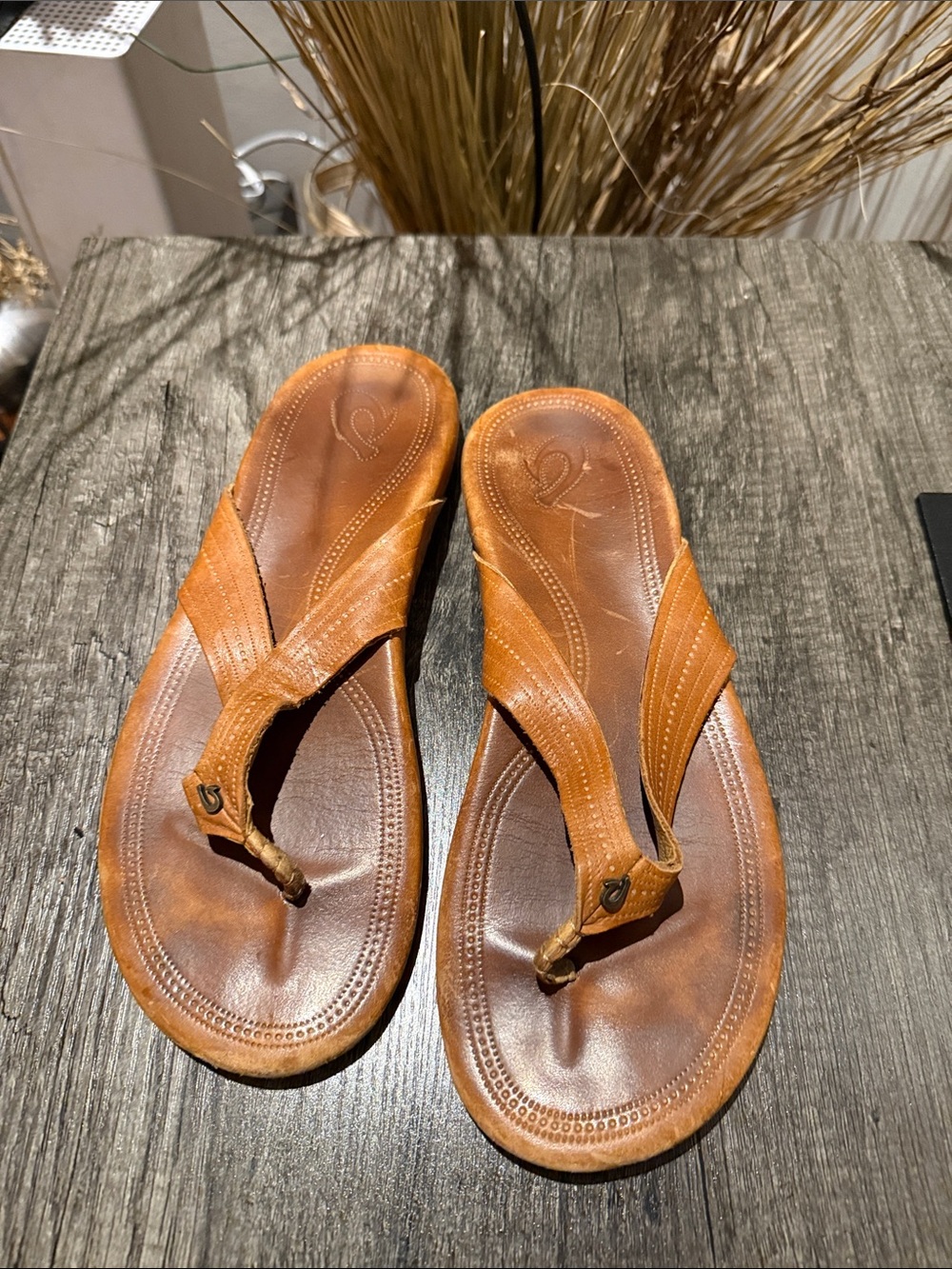 OluKai Men's Tan Leather Thong Sandals